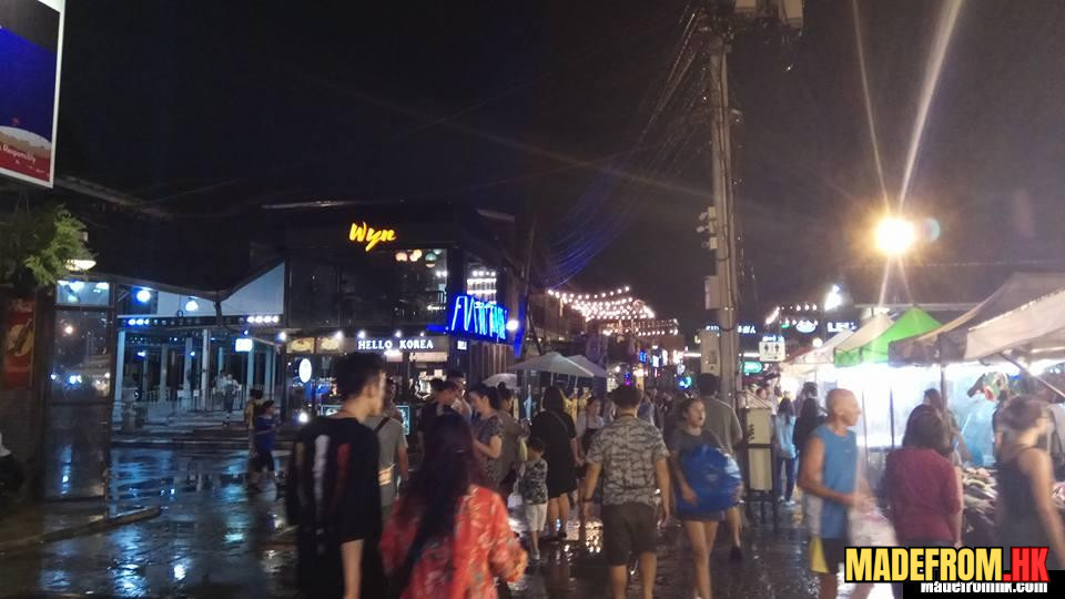 曼谷火車夜市彩色帳篷與人潮