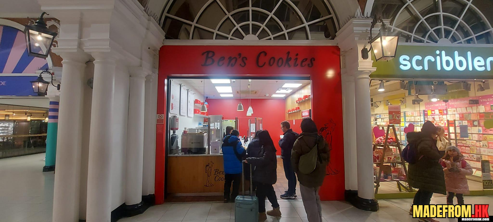 Ben’s Cookies店內新鮮出爐的巧克力餅乾展示