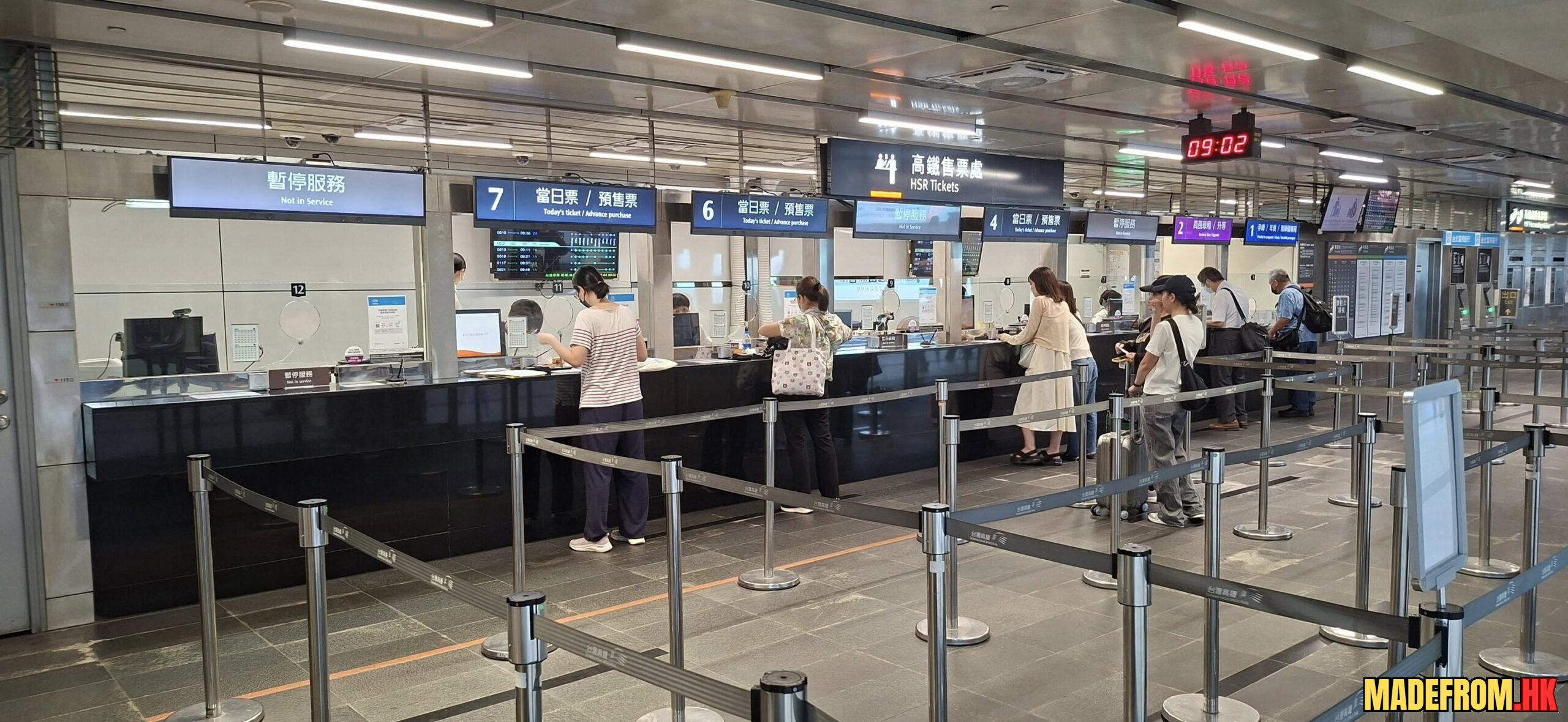 台灣高鐵列車行駛於開闊地景中的畫面