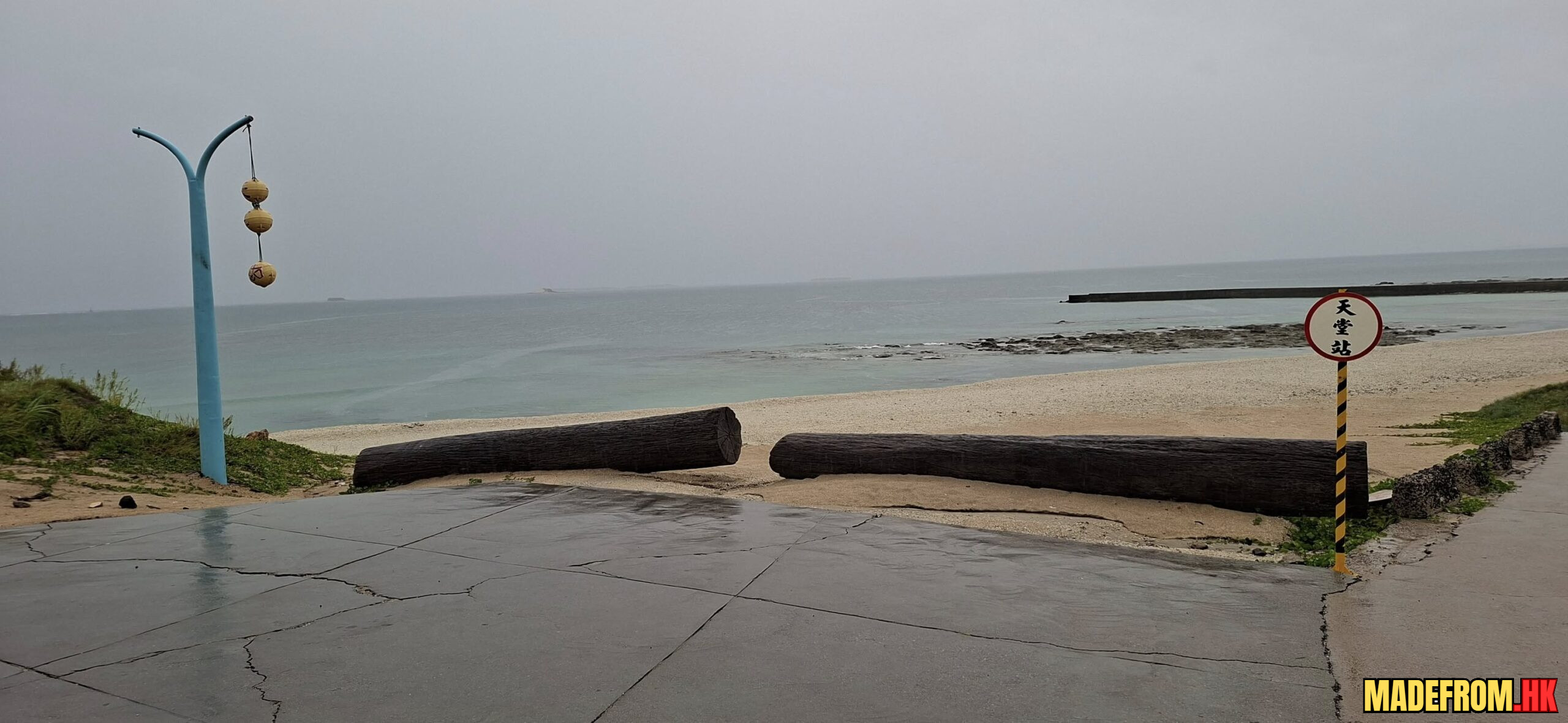 澎湖馬公天堂路延伸入海的筆直步道