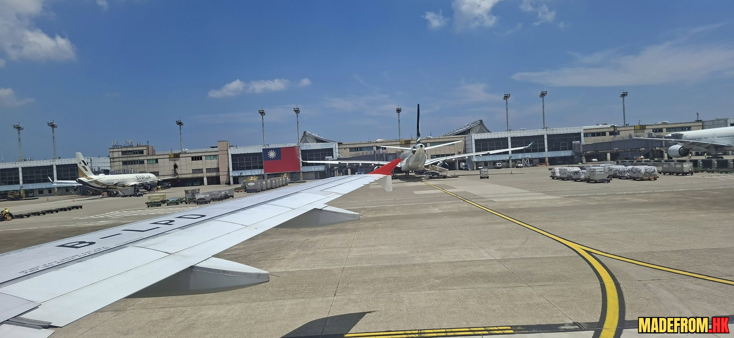 桃園國際機場航廈與飛機起降場景