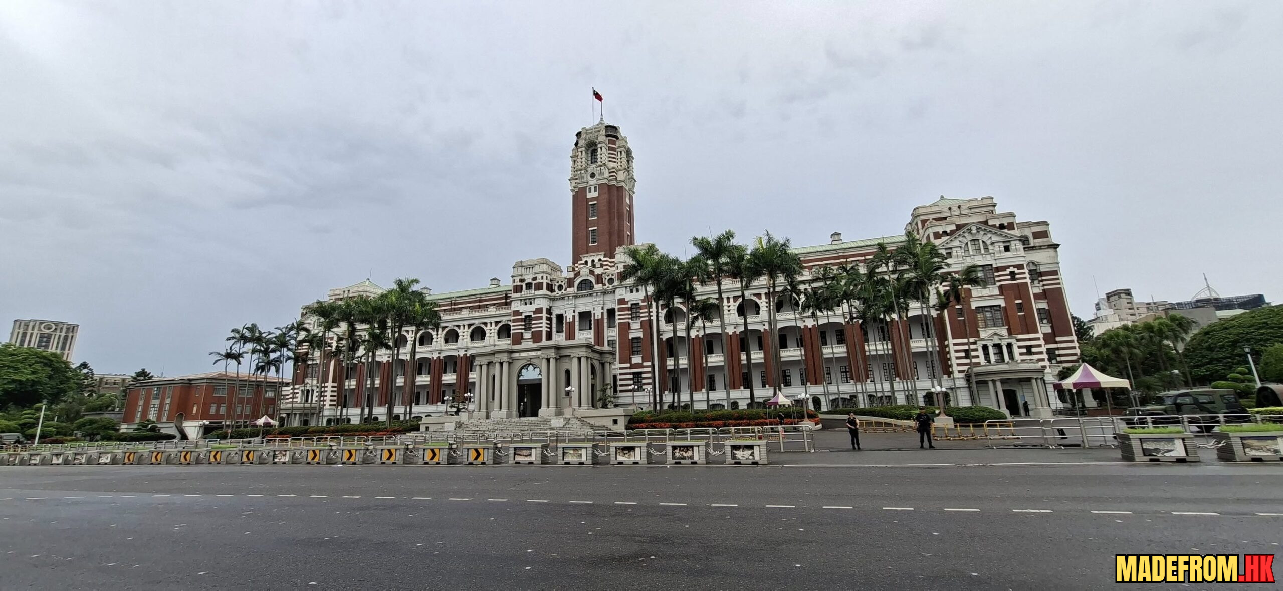 台灣總統府紅磚建築與中央塔樓外觀
