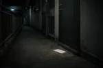 舊公屋走廊門口地上的白色信封