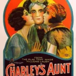 電影《Charley’s Aunt》中男子假扮姨媽造成混亂的經典喜劇場景